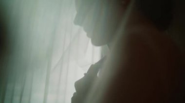 Genç güzel gelin beyaz düğün peçe altında yüzü. yakın çekim