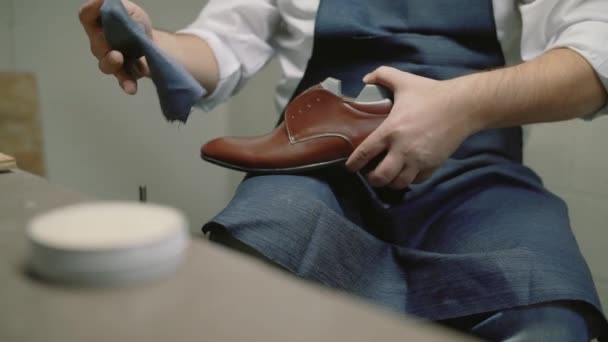 슬로우 모션입니다. 구두 제조 업체, 마스터, 장인, 노동자는 제조, 생산, 신발 작은 아 틀 리에 공장. 윤이 신발, 클로즈업, — 비디오