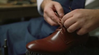 Ayakkabı maker bağlı ayakkabı, Usta, Usta, işçi üretim, üretmek, Ayakkabı küçük atelier içinde yapmak fabrika. ayakkabıları çalıyor çekiç,