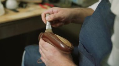 Ayakkabı maker soaks tutkal, Usta, Usta, işçi üretim, üretmek, Ayakkabı küçük atelier içinde yapmak fabrika. çekiç gelip usul usul bana ayakkabı, kapat
