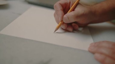 Mens elleri kalem kağıt üzerinde çizin. Yakın çekim