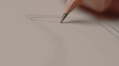 Mens eller yakından çizmek bir kalem kağıt üzerinde.