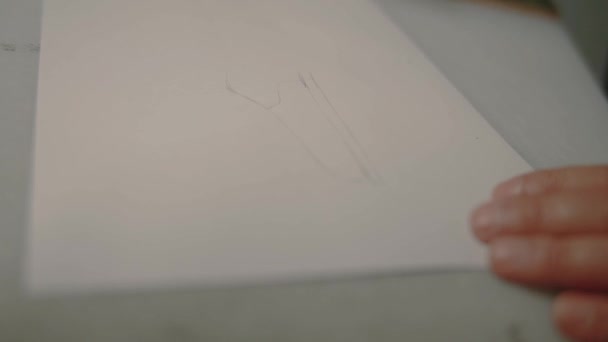 Мужские руки рисуют карандаш на бумаге. Закрывай. Медленное движение — стоковое видео