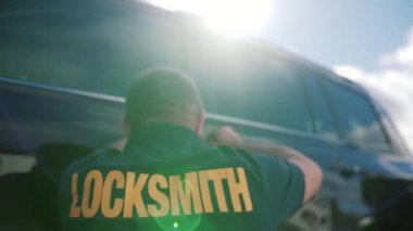 Erkek makinist çilingir Holding Lockpicker için açık arabanın kapısını