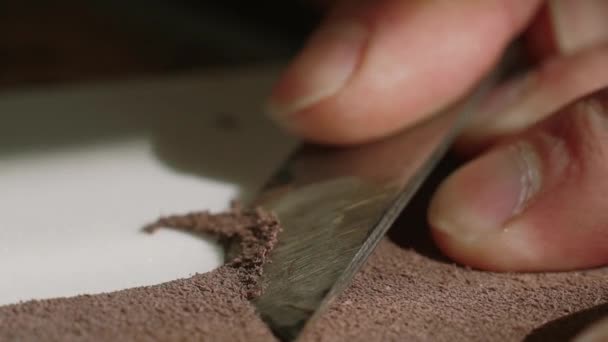 Hantverkare arbete med stor frid i läder och cut kniv hud, ultrarapid, närbild — Stockvideo