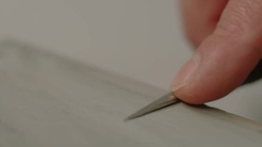 Master yakından bir çizgiyle bıçak bileme Ayakkabı yapar