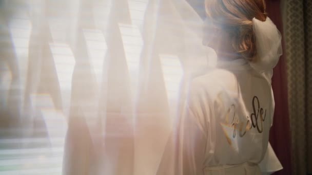 Noiva em roupão de seda branca com a inscrição Noiva sem rosto de perto — Vídeo de Stock