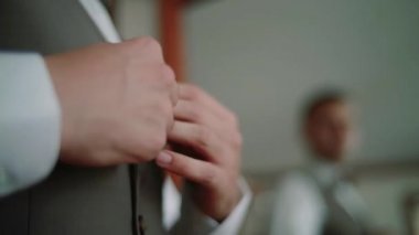 Adam düğmeleri ceketini takılır. Yakın çekim