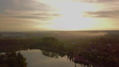 Göl ve şehir batımında güzel manzara havadan görünümü
