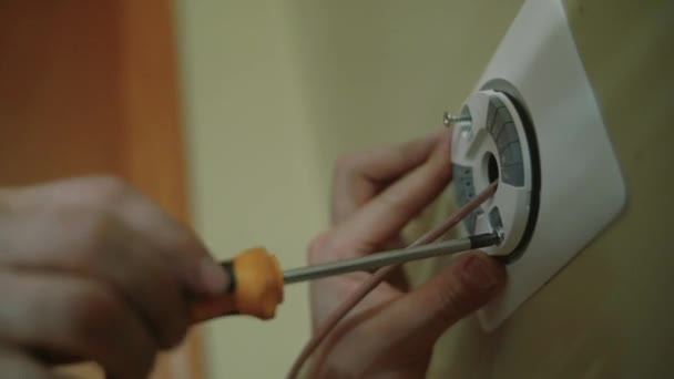 Fecho das mãos humanas montagem de um aparelho elétrico, chave de fenda — Vídeo de Stock