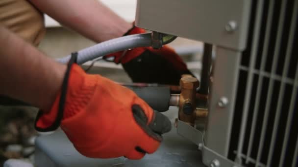 De handen van de werknemer onderhoud beschikken over airconditioning. Close-up — Stockvideo