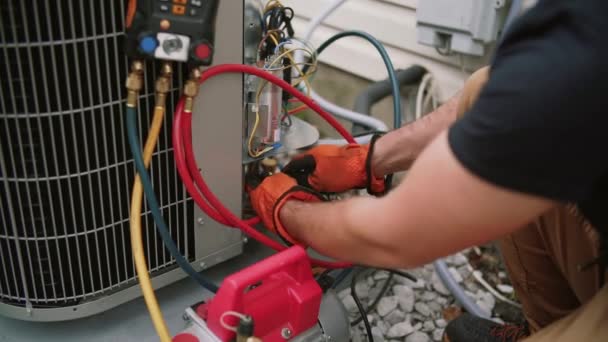 Close-up van de handen van het onderhoud van de werknemer zijn buiten Airconditioning. Close-up — Stockvideo