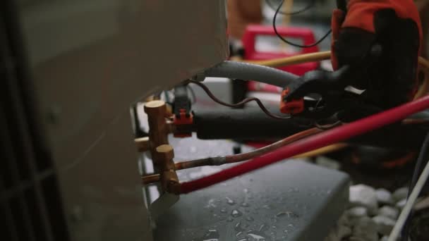 O eletricista trabalha com as mãos se junta ao testador, em câmera lenta. Fechar — Vídeo de Stock