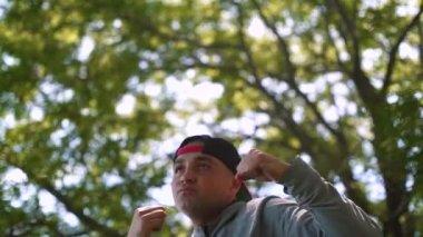 Genç sporcu, aktif meşgul spor, crossfit, boks, kickboks, açık, ağır çekim