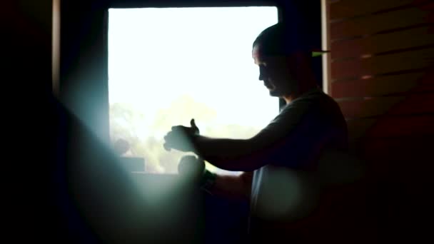 Boxer inwikkeling pleisters op zijn hand voor strijd. Slow motion — Stockvideo