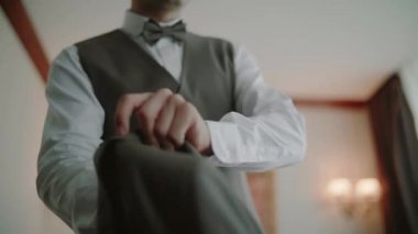 Dışarı çıkmak hazırlanıyor ceket düğmeleri Tespitleme elbiseli şık adam. Yakın çekim