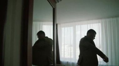 Dışarı çıkmak hazırlanıyor ceket düğmeleri Tespitleme elbiseli şık adam. Ağır çekim