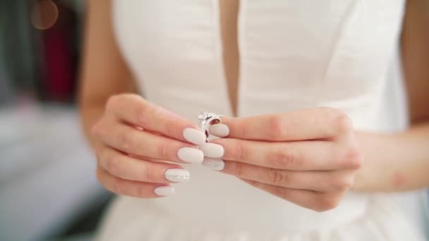 Manos femeninas con anillo de oro plateado con foco de estante de diamantes. Mujer llevar anillo de boda de compromiso en uñas pulidas dedo vestido de encaje preocuparse antes de la ceremonia. de cerca — Vídeos de Stock