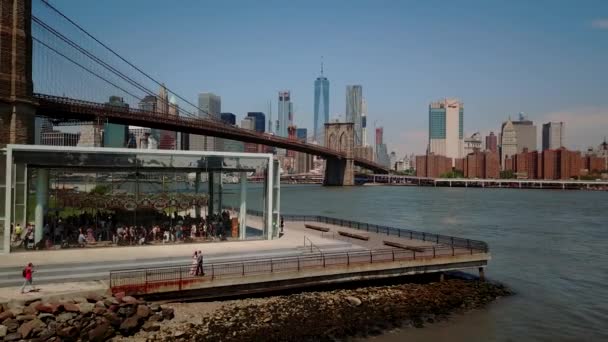 Brooklyn Bridge i ny. Finans distriktet. Manhattan Cinematisk antenn. Drone shot flyga till upp — Stockvideo