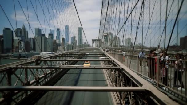 Brooklyn Bridge, Blurry перевозит автомобили, двигает камеру New York City, New York slide camera — стоковое видео