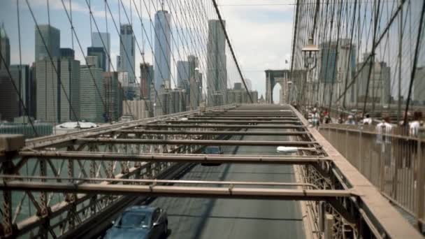 Brooklyn Bridge, suddiga flytta bilar bilar, flytta kameran New York City, New York flytta kameran upp. långsam rörelse — Stockvideo