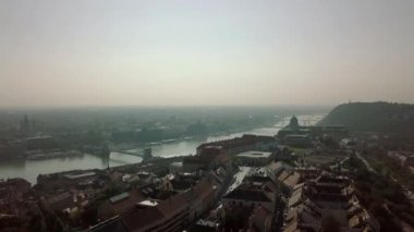 Havadan görüntüleri Budapeşte bir dron Elisabeth Köprüsü, Buda Castle Kraliyet Sarayı ve Szechenyi Chain Bridge görüntüleri güneş doğarken gösterir.