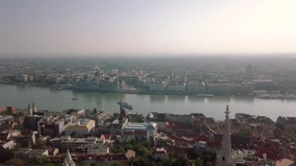 Antenn material Budapest från en drönare visar parlamentets byggnad overlooing floden Donau i centrala Budapest — Stockvideo