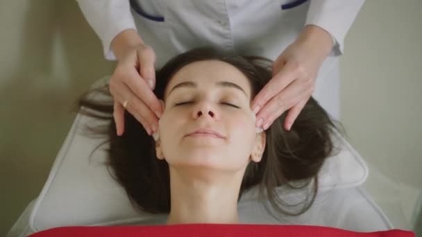 Massaggio viso Spa. Massaggio viso nel salone di bellezza termale. Vista dall'alto — Video Stock