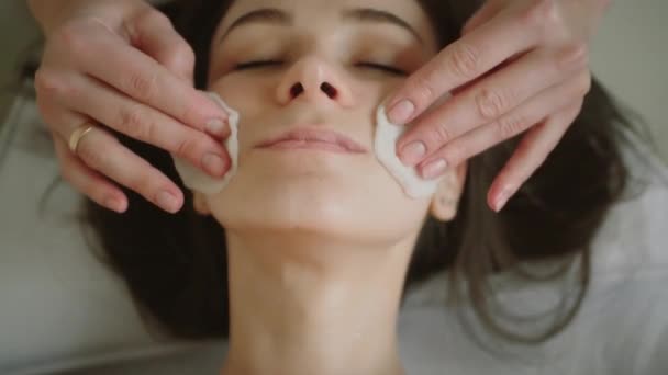 Massage facial Spa. Massage du visage dans le salon de beauté spa. Vue du dessus Clode up — Video