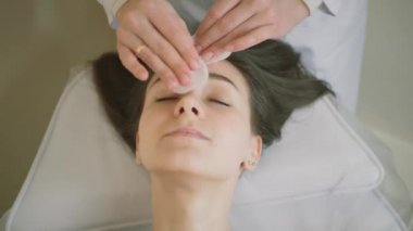 Spa yüz masajı. Güzellik Spa salonunda yüz masajı. Üst görünüm midle vurdu. Üst görünüm