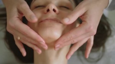 Spa yüz masajı. el masajı Güzellik Spa salonunda yüz masajı yüz. Üst görünümü Kapat