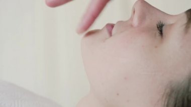 Güzellik spa salonunda spa yüz masajı. Güzellik Bakımları. Vücut bakımı, cilt bakımı, sağlıklı yaşam, sağlık, güzellik bakımı. Yakın çekim