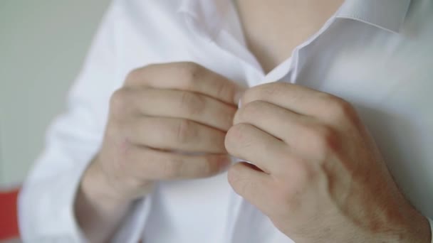 Slow-motion. Bruidegom jr business man draagt wit overhemd close-up — Stockvideo