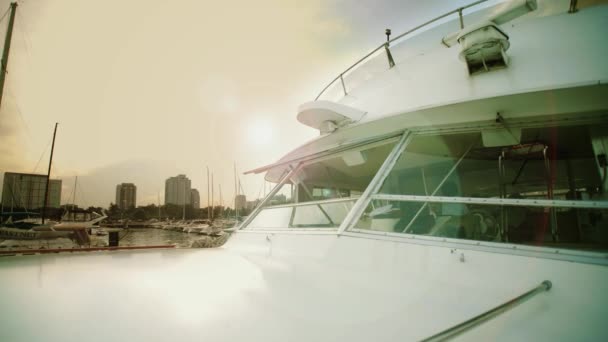 Barco en el mar, capitán puente o sala de control vista interior — Vídeos de Stock
