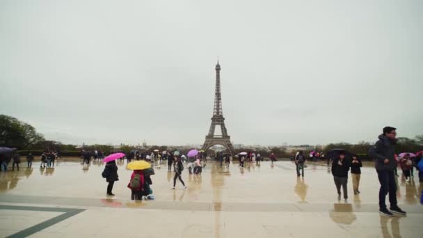 Parijs-8 september 2018: Eiffel toren uitzicht vanaf Trocadero met mensen met parasols, regenachtig. — Stockvideo