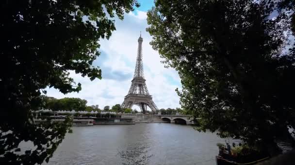 Blick auf den Eiffelturm durch die Blätter der Bäume, Paris. Frankreich — Stockvideo