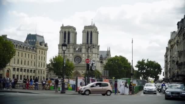 Paris, Fransa - 8 Eylül 2018: Fransa'nın en çok ziyaret edilen yerlerinden biri olan Notre Dame de Paris katedrali ve notre Dame'ın caddenin karşısındaki arabalar ve yayalarla görünümü — Stok video