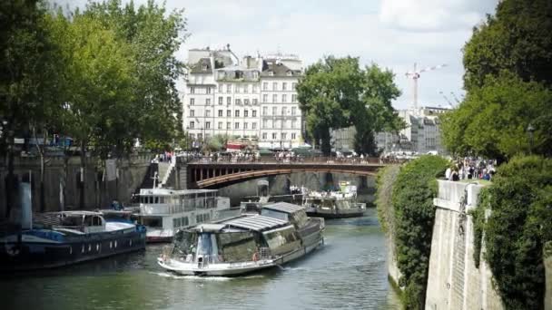 Blick auf Notre Dame Kathedra Land den Fluss mit Touristenboot. Paris, Frankreich: 8. September 2018: — Stockvideo