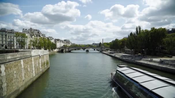 River Seine mit Touristenboot — Stockvideo