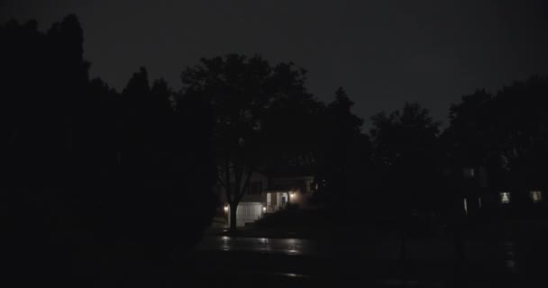 雷雨。郊外の稲妻で夜に激しい雨が雷を鳴らす — ストック動画