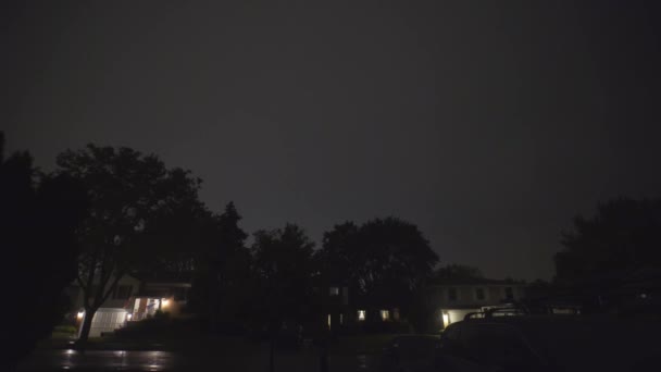 Lluvia dura con truenos en la noche con relámpagos en los suburbios, tormenta — Vídeo de stock