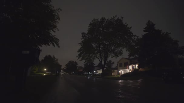 Tormenta eléctrica. Lluvia dura con truenos en la noche con relámpagos en los suburbios y el coche pasa a través — Vídeos de Stock