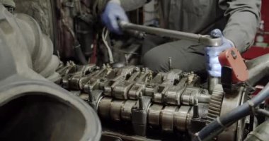 Araba tamiri. Mekanik, parçayı motorun arka planına, arabayı veya kamyonu büker