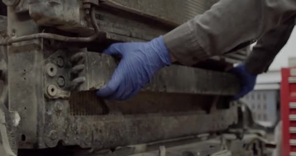 Oprava auta. Mechanik vytáhne starou položku nákladního vozu — Stock video