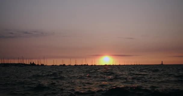 Sunset Dock Pier, barcos y yates de movimiento en el agua en la puesta del sol de oro 4k cámara lenta. de ancho tiro — Vídeo de stock