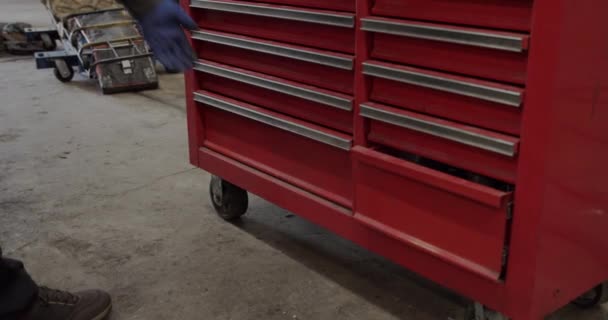 Eldivenler içinde mekanik ellerini kapatın kırmızı kutudan aracı almak ve parçaları birlikte toplar — Stok video