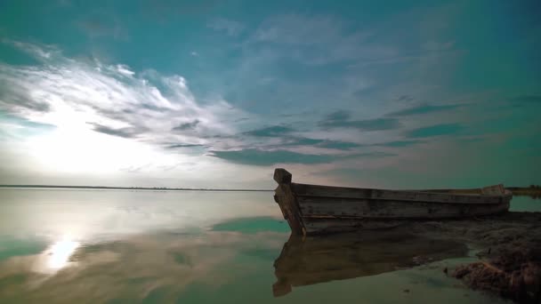 Večer stará dřevěná loď s jezerem, neuvěřitelným západem slunce. letní scéna — Stock video