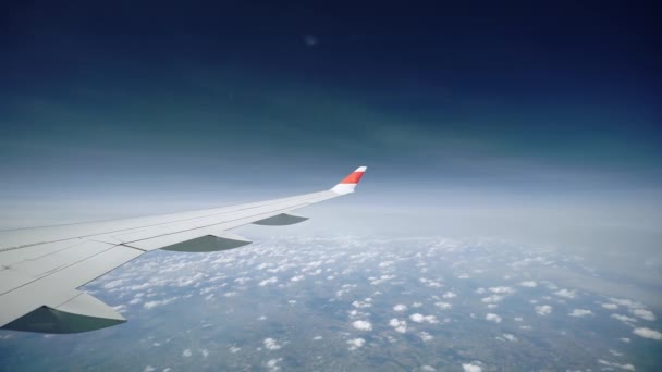 Ala de avión con cielo azul y nube, Vista desde el asiento de la ventana — Vídeos de Stock