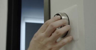 Akıllı Ev. Adam Evde Akıllı Termostat Gadget Ayarlama. Yakın çekim