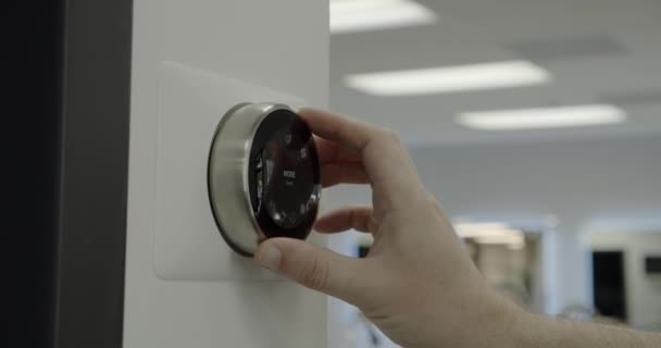 Casa Inteligente. Homem ajustando Gadget termostato inteligente em casa — Vídeo de Stock